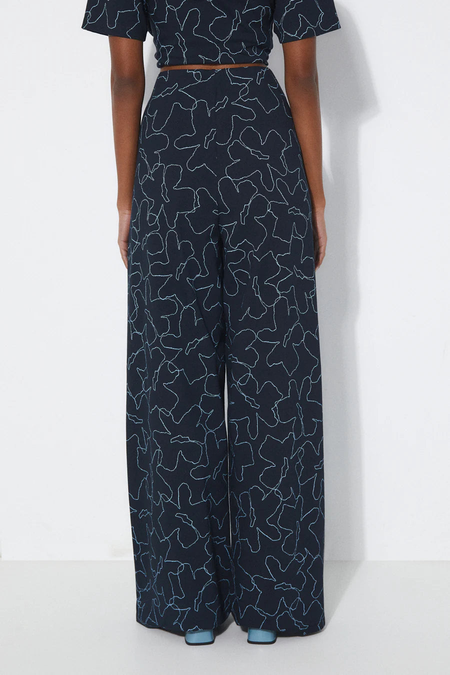 Ottessa Pant In Dark Blue Flowers