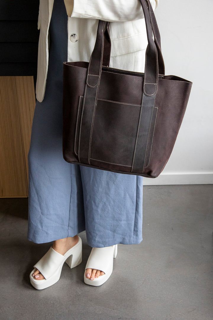 Oil Threaded Pocket Tote In Rugged Brown