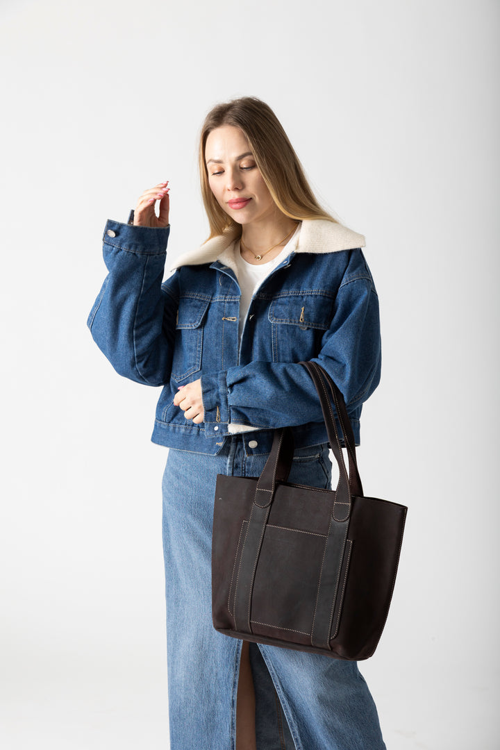 Oil Threaded Pocket Tote In Rugged Brown