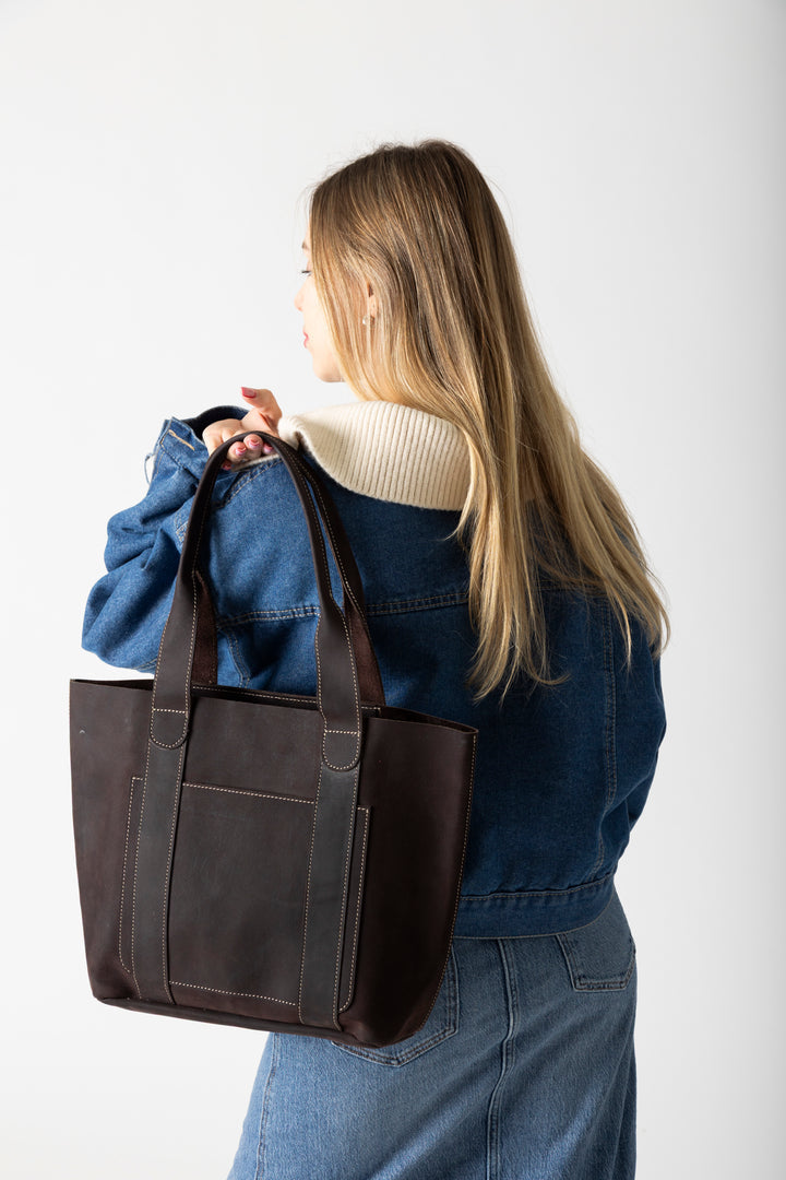Oil Threaded Pocket Tote In Rugged Brown