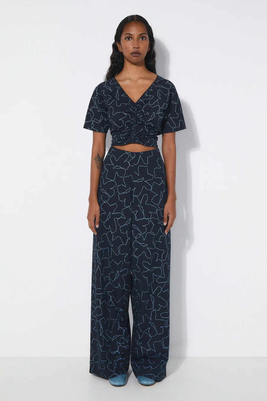 Ottessa Pant In Dark Blue Flowers
