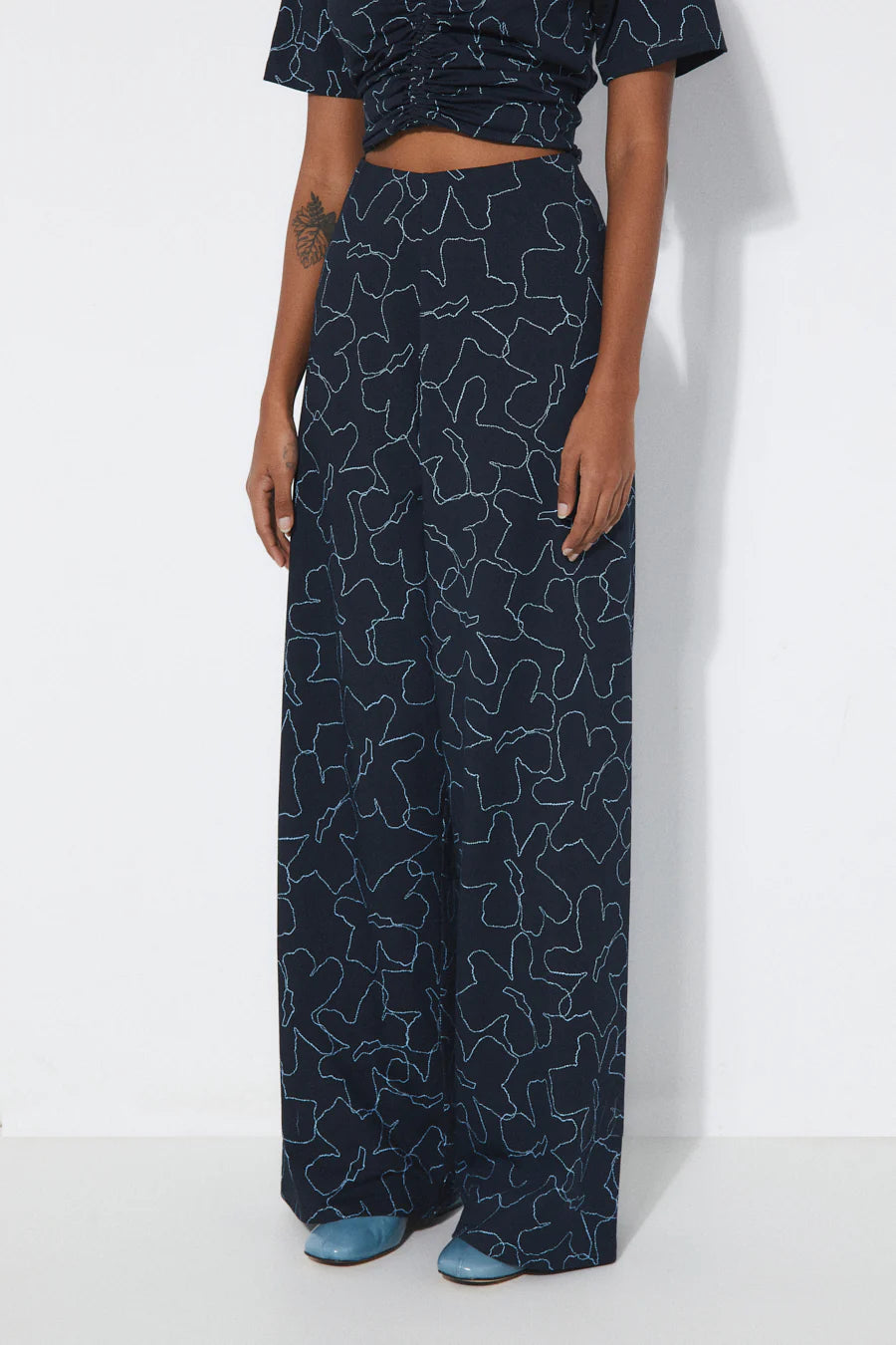 Ottessa Pant In Dark Blue Flowers