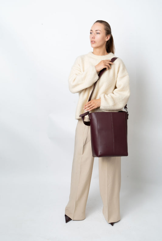Casset Soft Structure Tote In Midnight Plum