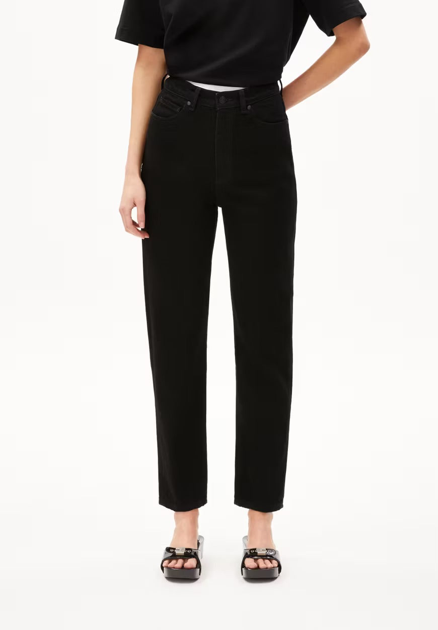 Mairaa Tapered Jeans In Rinse Black