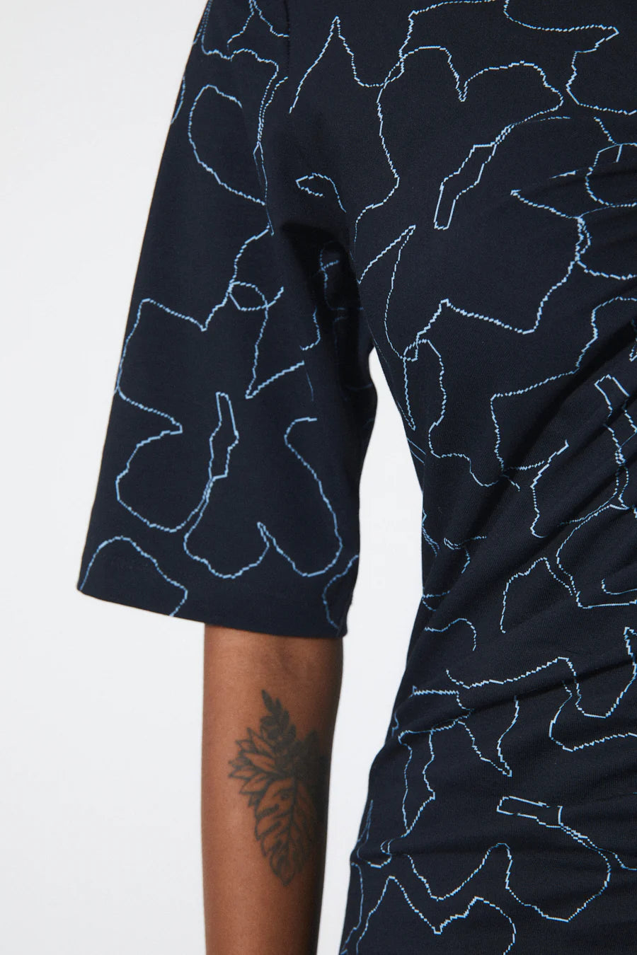 Pola Dress In Dark Blue Flowers