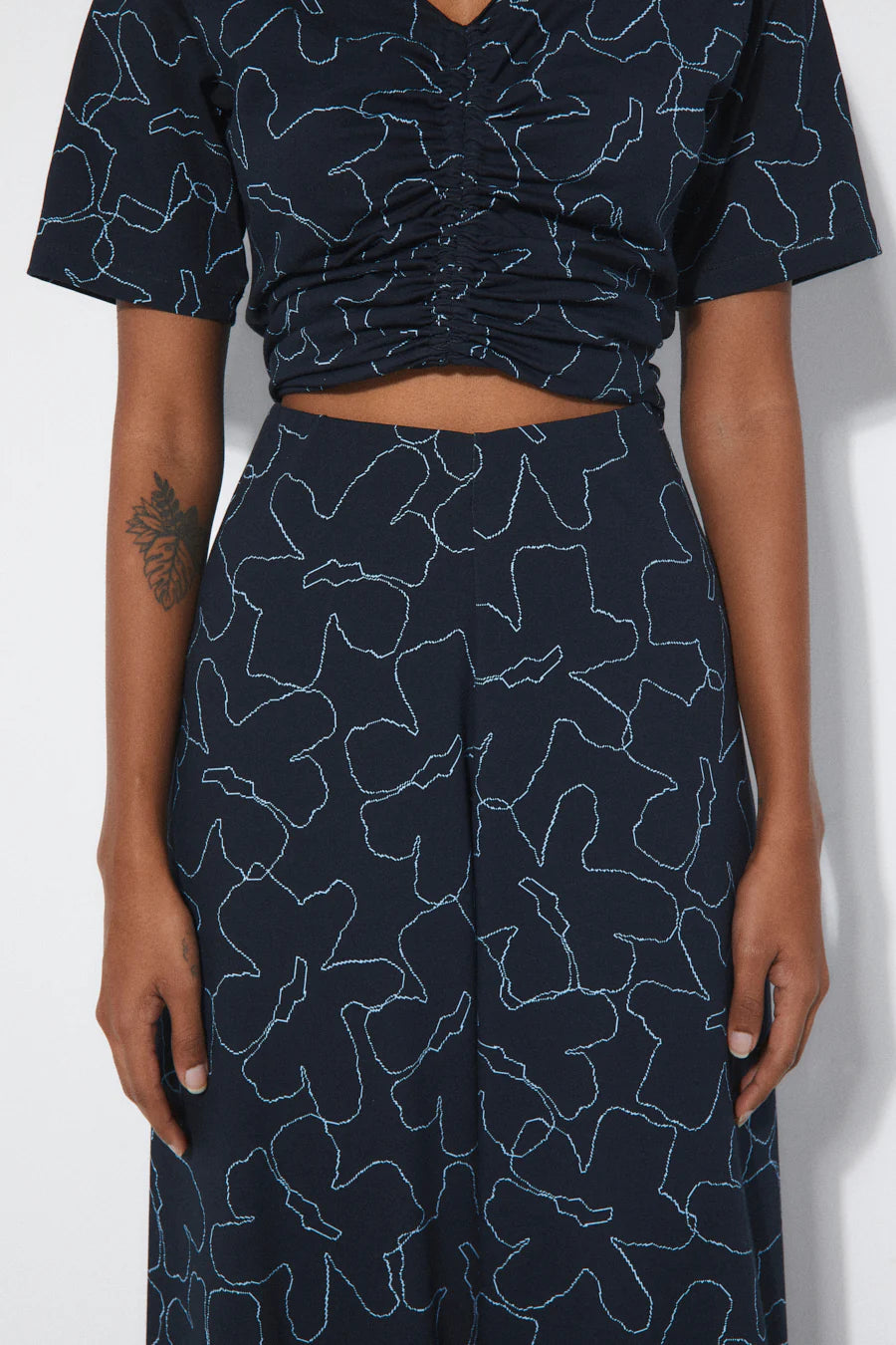 Ottessa Pant In Dark Blue Flowers